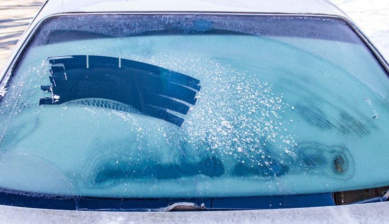 El truco más efectivo para quitar el vaho del cristal del coche