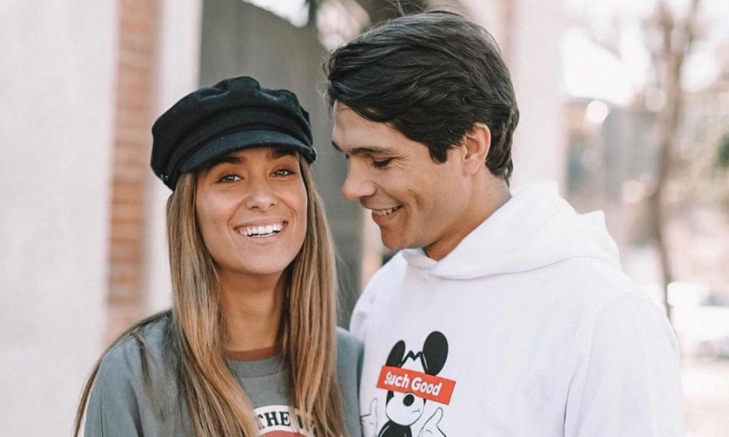 Se desempeñó como becario de marketing