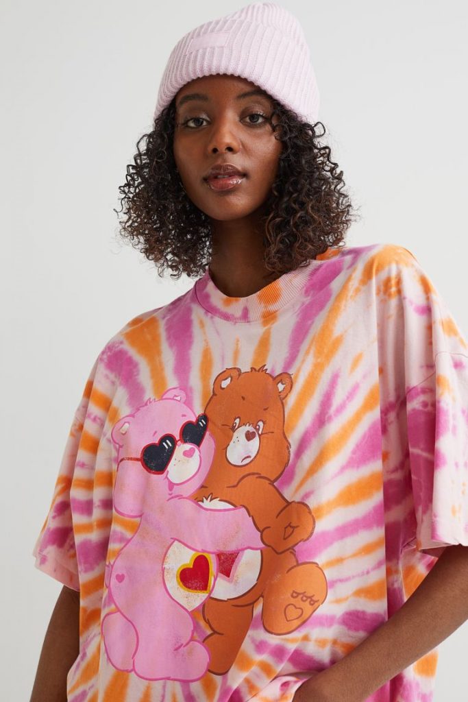 Esta camiseta estampada cuenta menos de 20 euros en H&M