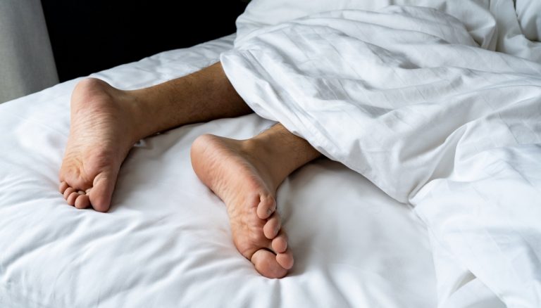 Este es el motivo por el que duermes con un pie fuera de las sábanas