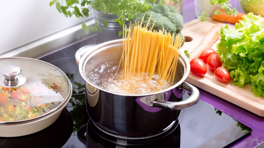 Esto es lo que puedes hacer con el agua de cocer la pasta