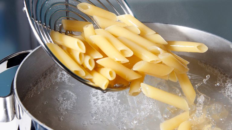 Esto es lo que puedes hacer con el agua de cocer la pasta