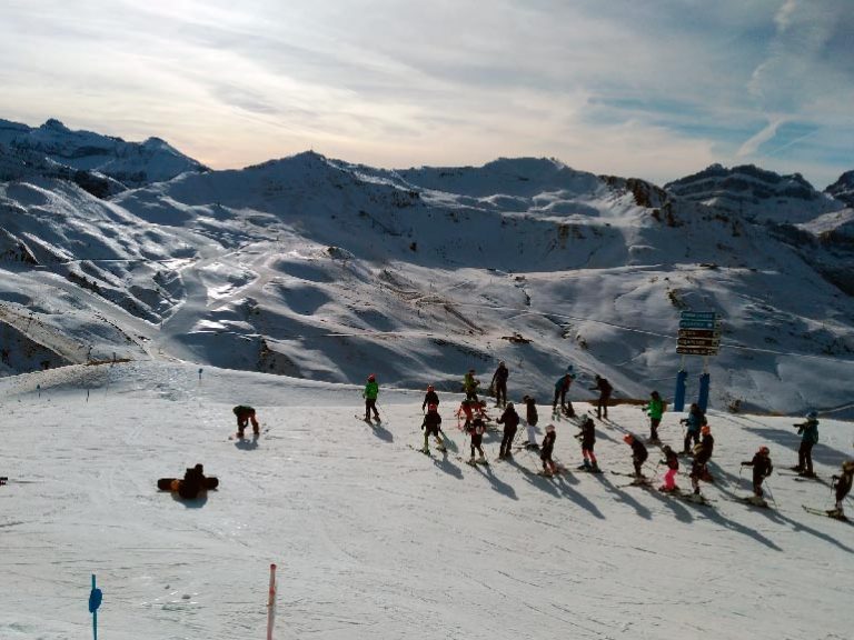 Fallece un esquiador en Astún tras salirse de la pista y caer por un barranco