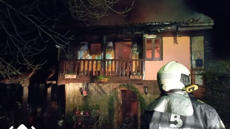 Fallece una mujer de 48 años en el incendio de una vivienda en Langreo