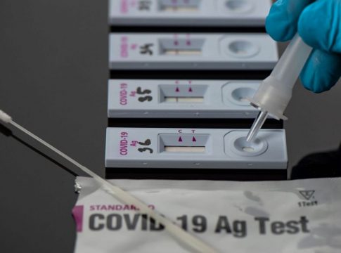 Galicia confía en entregar este lunes los 37.500 test de saliva a colegios para niños de 5 a 11 años