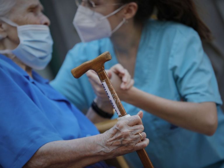 Galicia se planteará contratar personal sin titulación en las residencias públicas