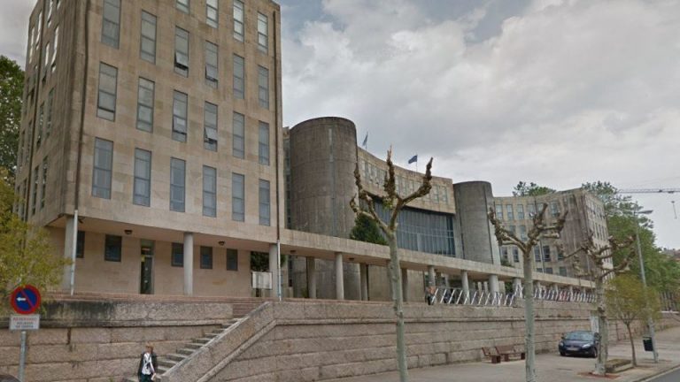 Juzgan a un matrimonio de Padrón por pegar y obligar a mendigar a su hija