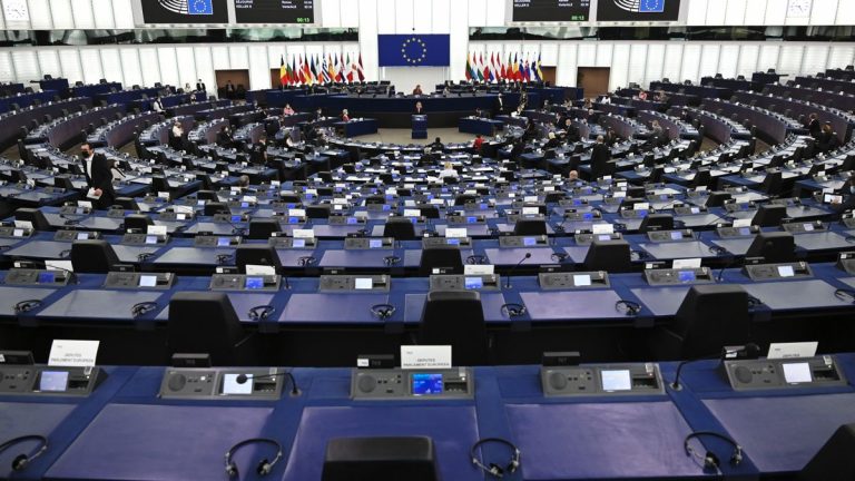 La Eurocámara pide analizar si la ley de interinos ataja la temporalidad en el sector público