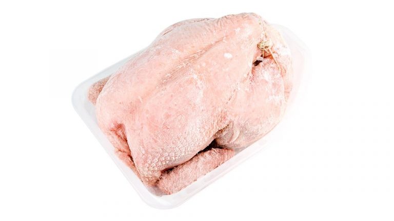 La forma express de descongelar un pollo sin usar el microondas