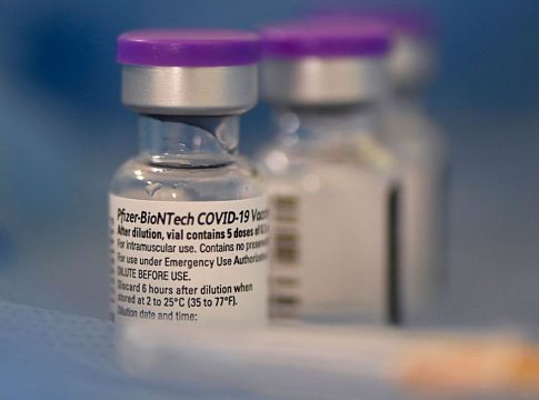 La protección de la vacuna de Pfizer BioNTech se reduce mucho la contra infección por Ómicron