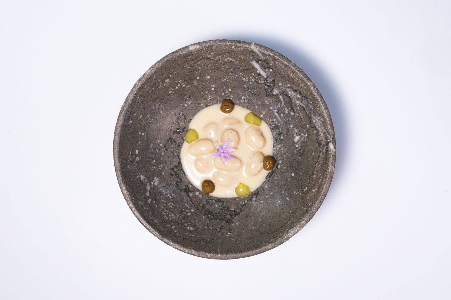 Los mejores platos de caza que te harán chuparte los dedos 9 Lienzo Alubia del confit caldo de puchero gel de piparra y royal de clochina Valenciana 4