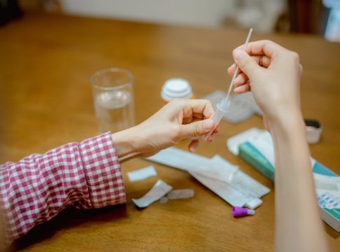 Los test de antígenos rápidos dan mejor rendimiento con muestra nasal que bucal
