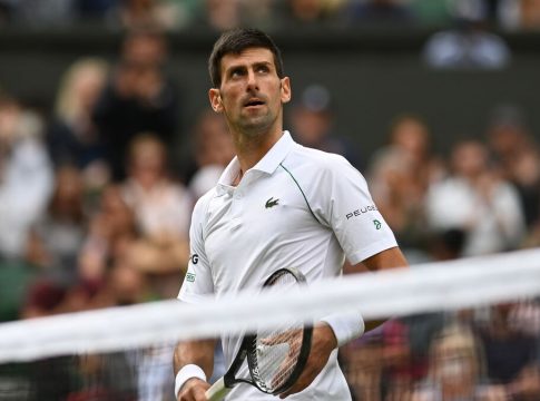 Miembros de Vox respaldan la decisión de Dkojovic de no vacunarse