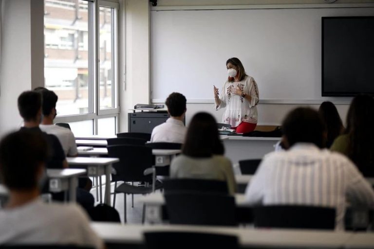 Murcia anticipa sustitución de profesores de baja por Covid para comenzar clases con normalidad el lunes