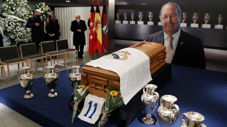 Exjugadores y aficionados despiden a Paco Gento en la capilla ardiente del Bernabéu