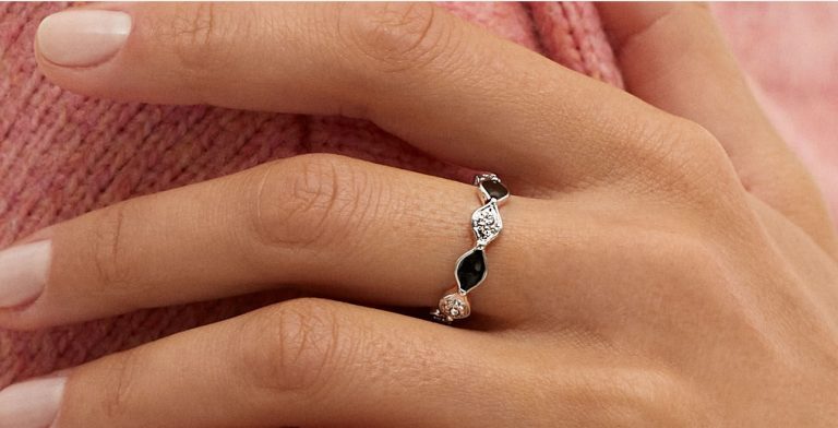 Este anillo dorado de Parfois por 6,99 euros es un regalo de lujo