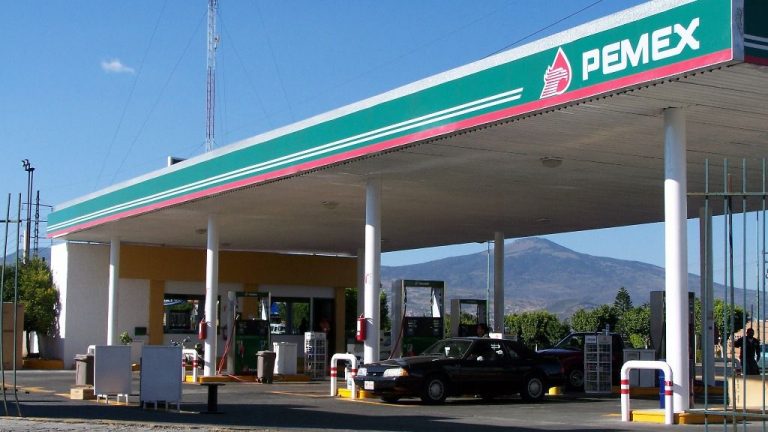 Pemex acuerda con el sindicato petrolero y eleva un 5% el sueldo de sus trabajadores
