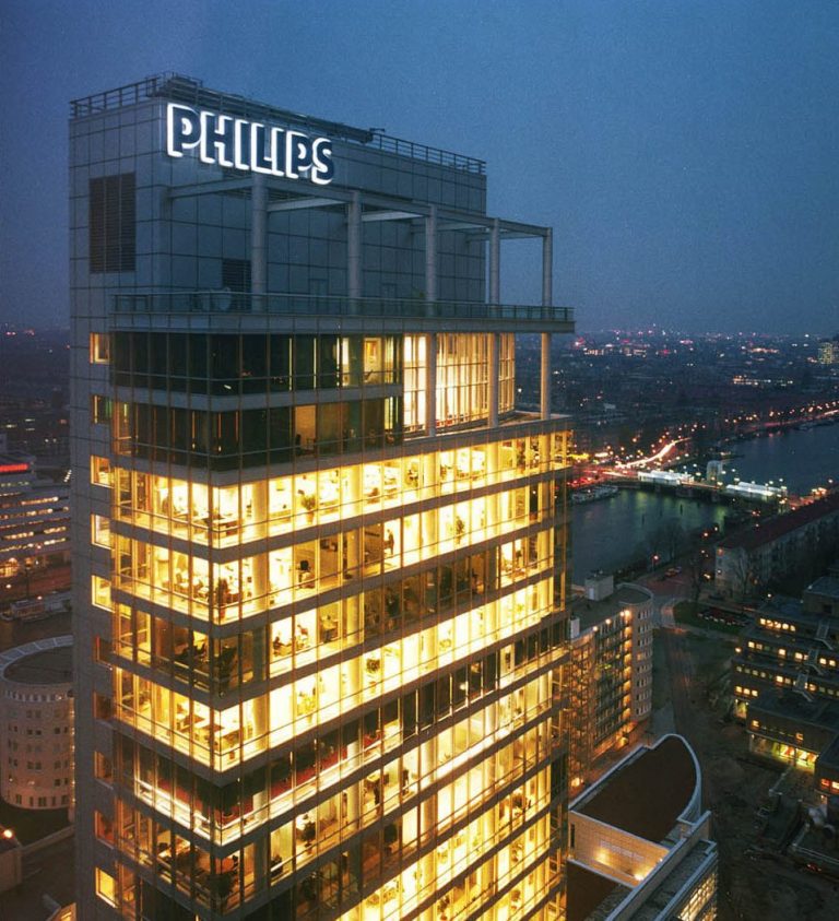 Philips gana 3.323 millones en 2021, casi el triple