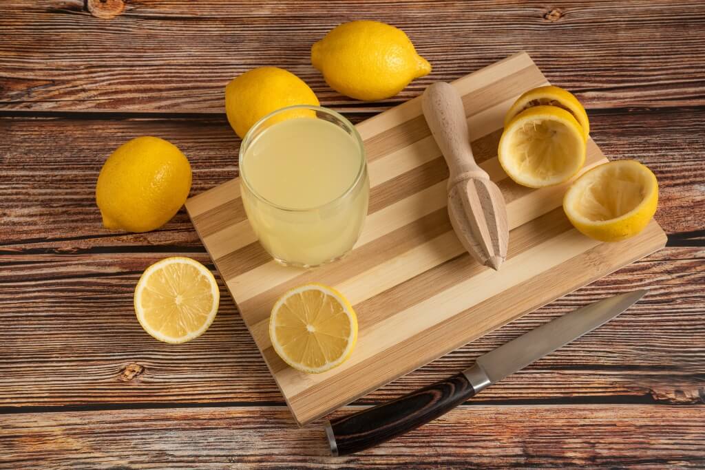 Por qué no debes tirar un limón después de exprimirlo