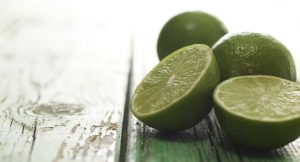 Por qué no debes tirar un limón después de exprimirlo