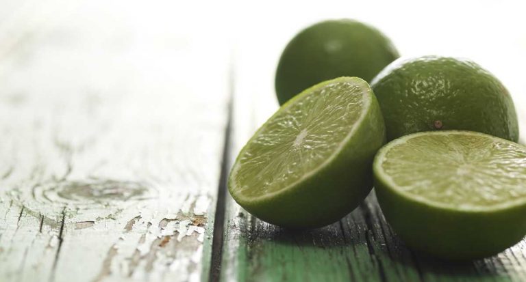 Por qué no debes tirar un limón después de exprimirlo