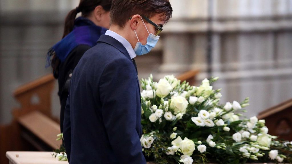 ¿Por qué la gente viste de negro en un funeral?