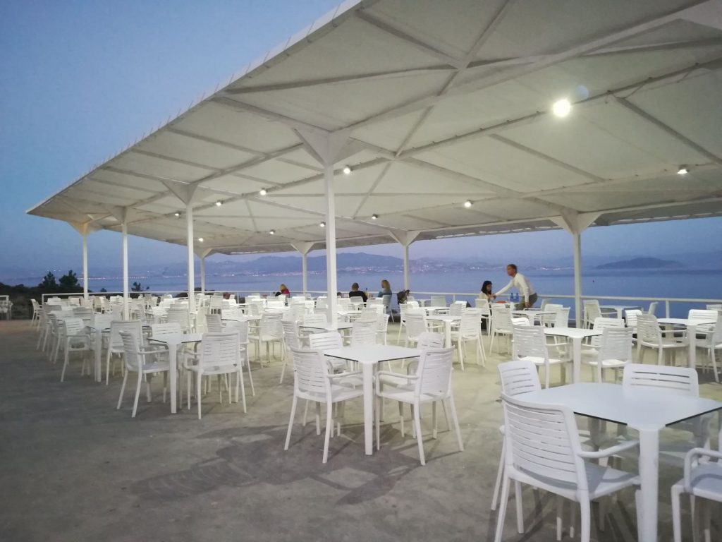 Porque hay un bar y restaurante escondido en la playa
