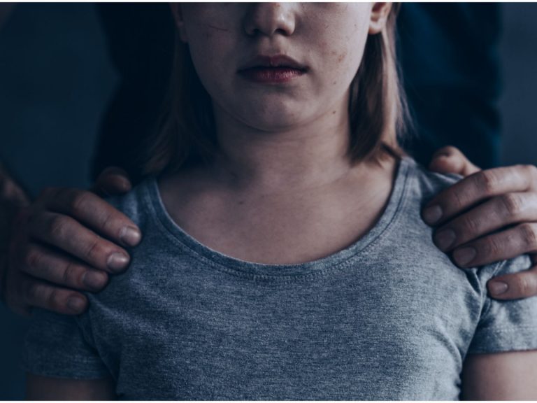 Prisión para un hombre acusado de abusar de su hija, menor de edad, en Vilagarcía