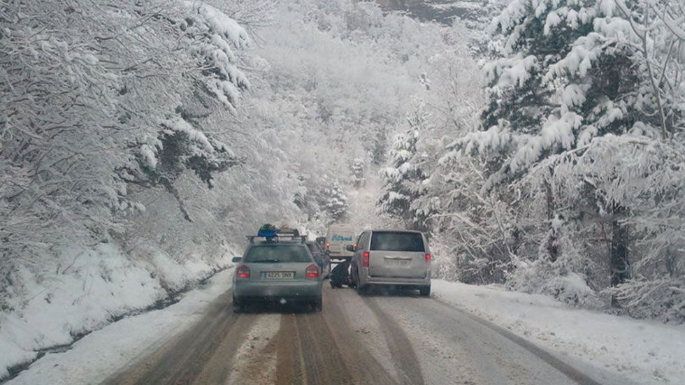 Qué hacer si pisas una placa de hielo con el coche