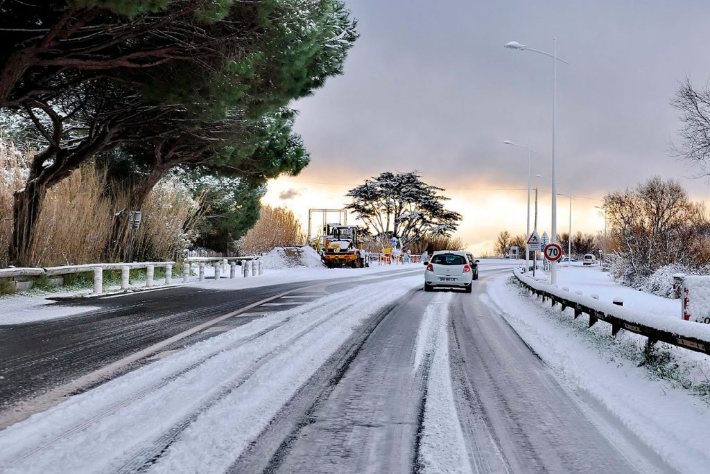Qué hacer si pisas una placa de hielo con el coche