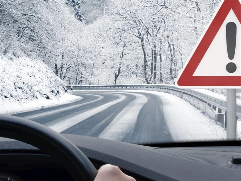 Qué hacer si pisas una placa de hielo con el coche