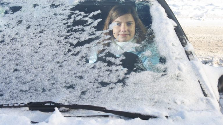 Qué hacer si pisas una placa de hielo con el coche