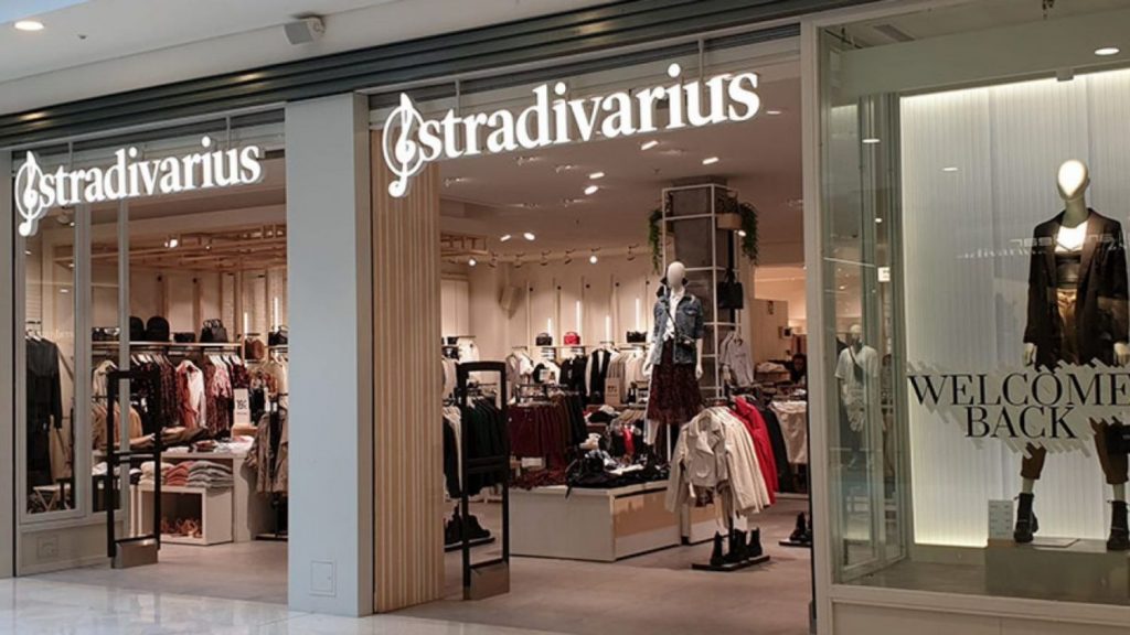 Los jeans de talla única de Stradivarius son lo más de estas rebajas 