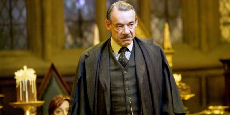 Roger Lloyd-Pack como Barty Crouch 