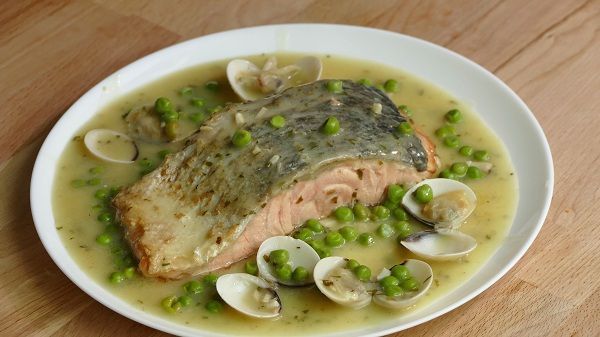 Salmón en salsa verde: el guiso tradicional que se hace en media hora