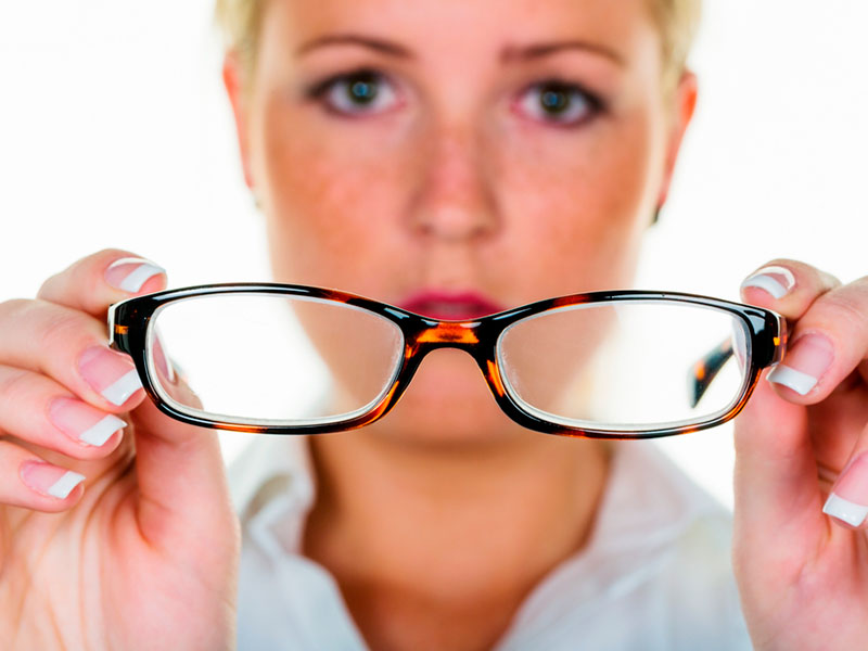 Señales que te avisan que necesitas gafas