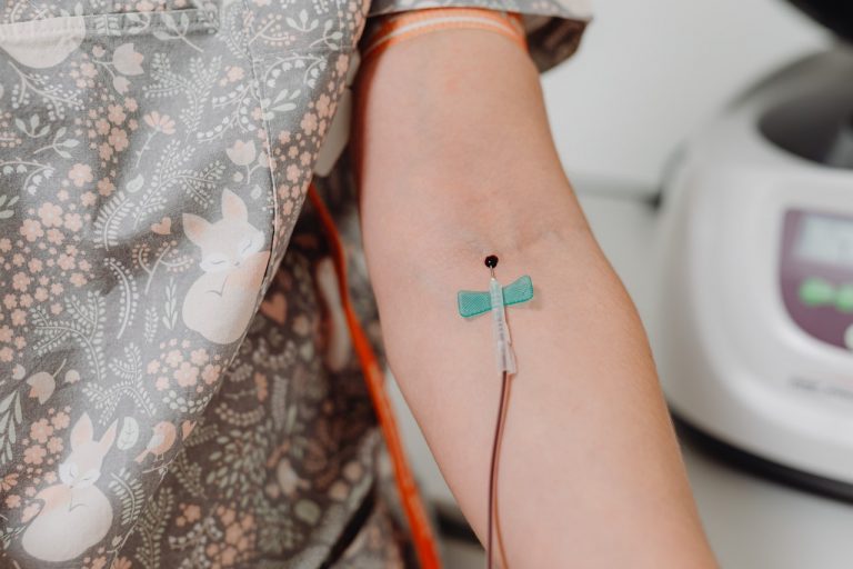 Donar sangre, un gesto sencillo que se pone en riesgo en verano