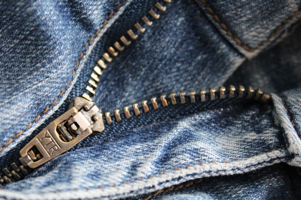 El motivo por el que las cremalleras llevan las siglas YKK 102 Si miras mejor tus ropas verás este detalles en tus cremalleras