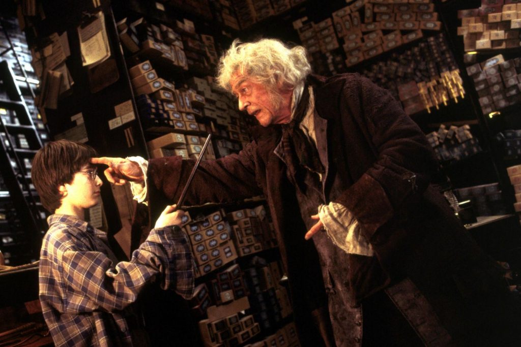 Sir John Hurt como el Sr. Ollivander