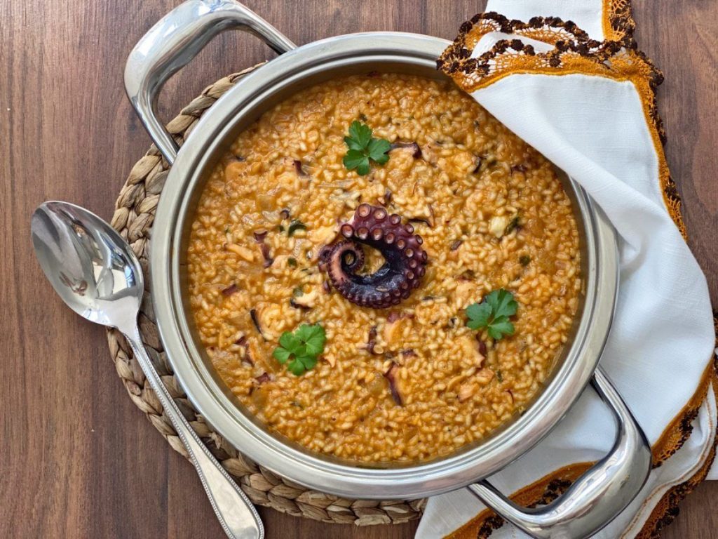 Sirve el arroz meloso con pulpo paella de marisco receta  Arguiñano 