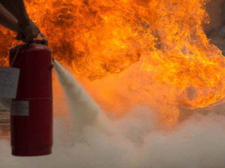 Ascienden a 13 los fallecidos en el incendio de una discoteca en Murcia