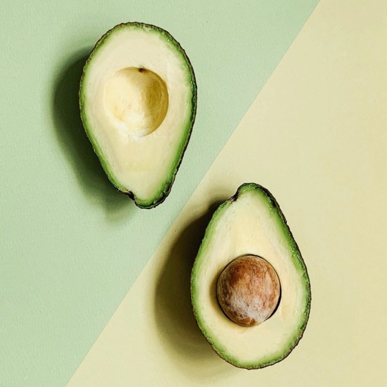 Usos que le puedes dar al hueso de aguacate