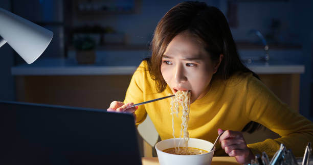 Esto es lo que le pasa a tu cuerpo si cenas demasiado tarde