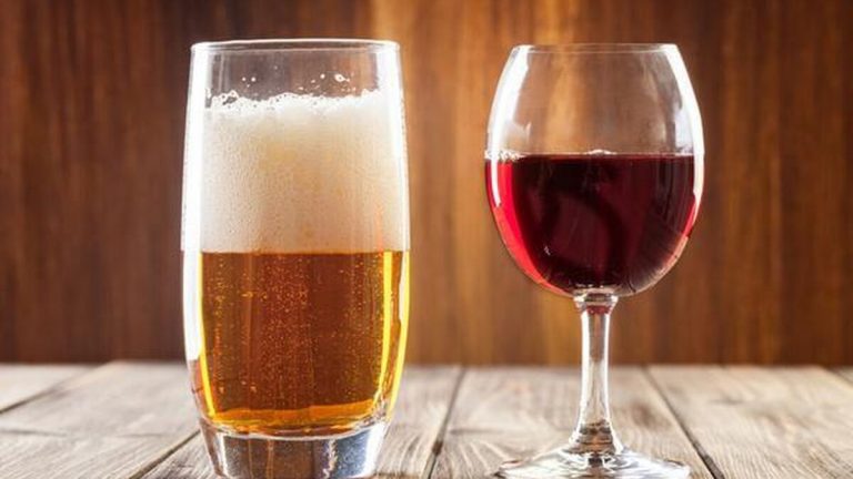 La cerveza o el vino, ¿qué bebida produce más resaca?