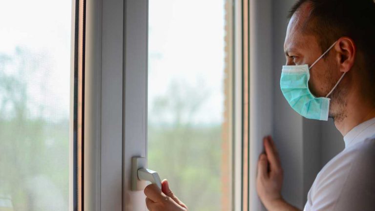 Un estudio advierte de que los contagios de COVID-19 son posibles fuera de las habitaciones de aislamiento