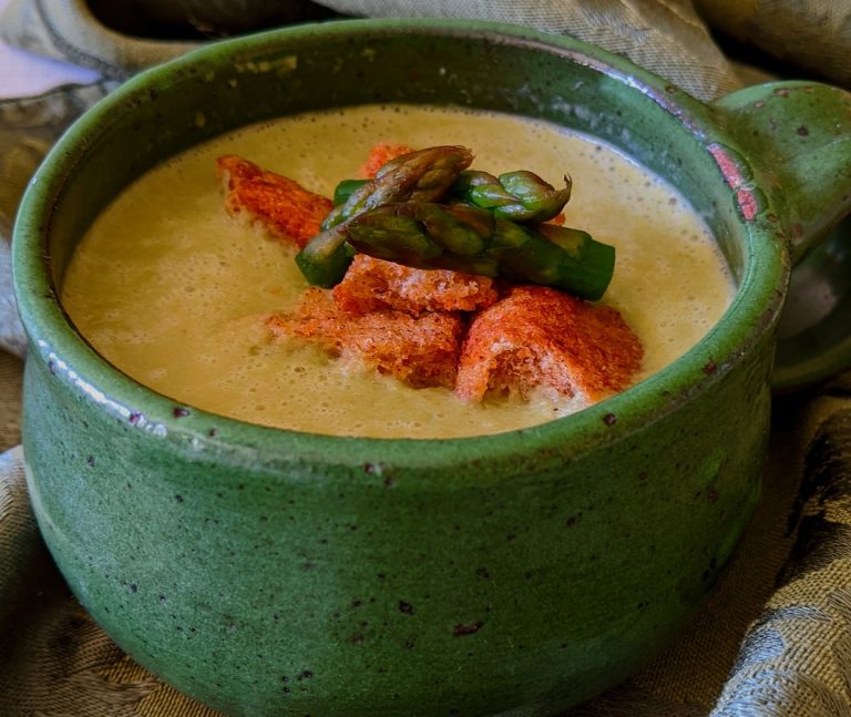 Cómo hacer una crema de espárragos mucho más rica que cualquier puré