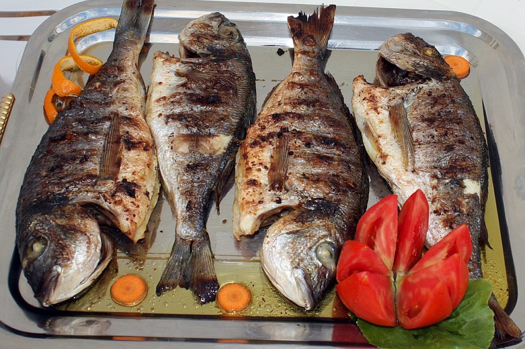 El truco del pescado a la parrilla para no dejarte la mitad pegado