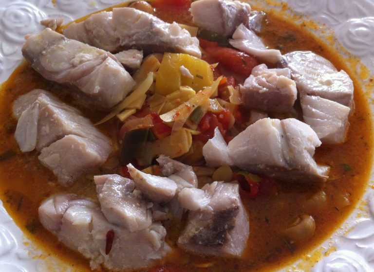 Merluza con tomate frito: cuándo echar el pescado para que no se ponga seco