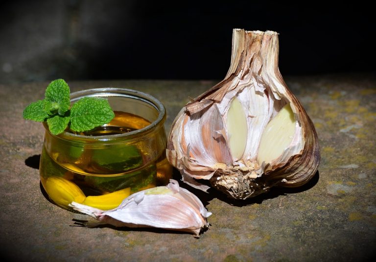 Los dos ingredientes que necesitas para hacer aceite de ajo