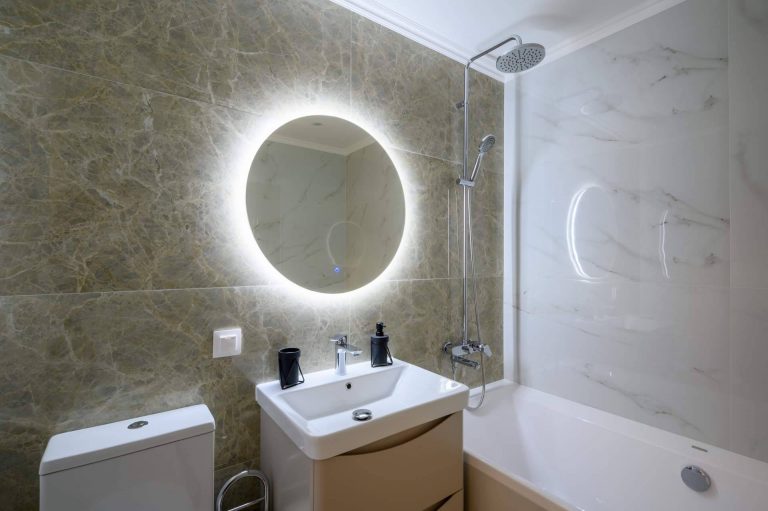 Combinar los espejos de baño con led con los muebles de baño Balnearian